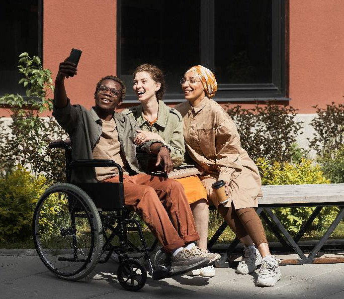 Rollstuhlfahrer macht Selfie mit Freunden
